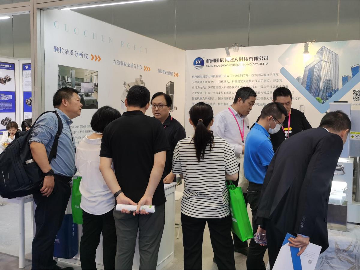 國辰展位上，到訪客戶圍觀、了解產(chǎn)品